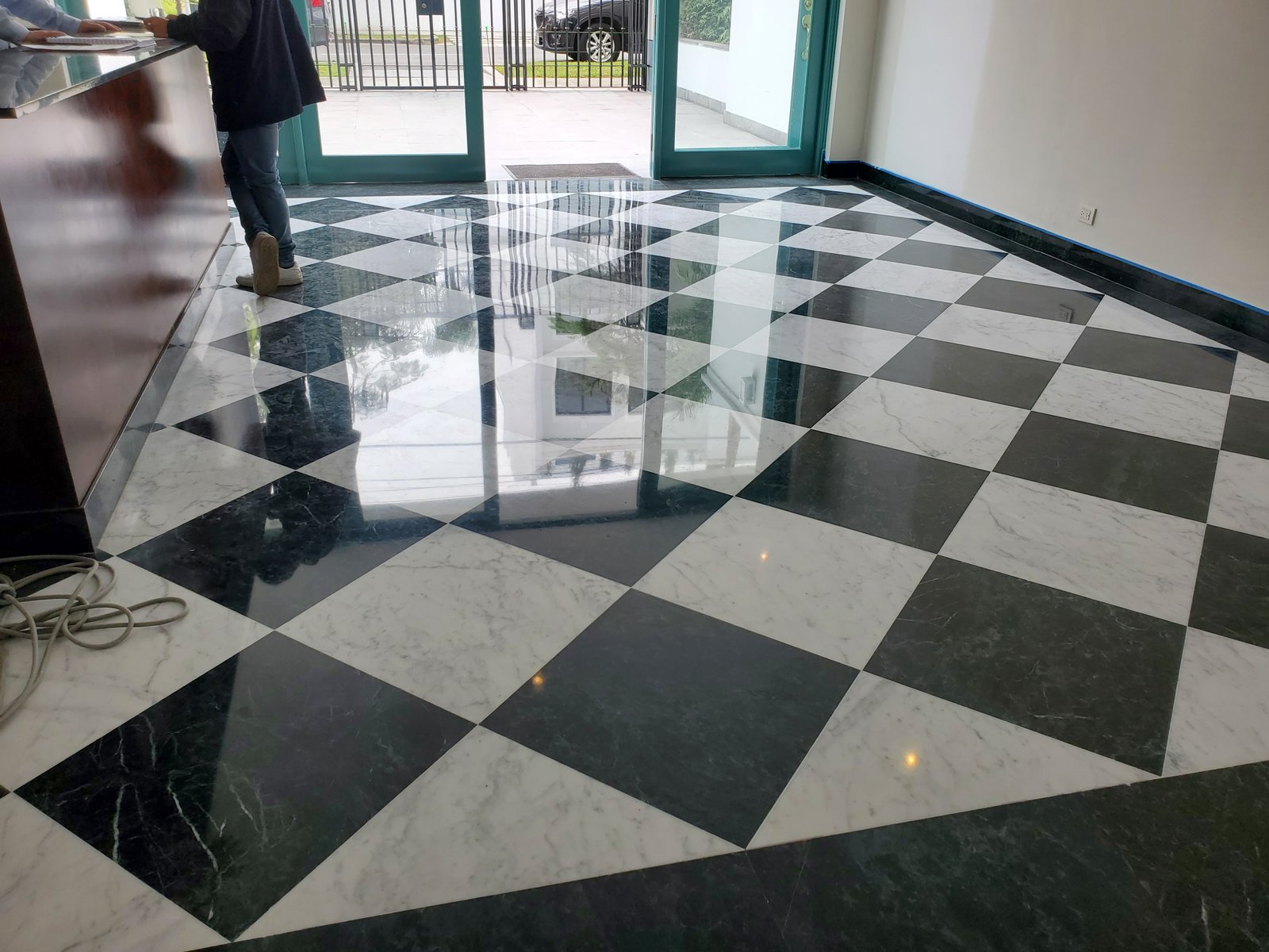 Ingreso residencial con pisos de mármol pulidos